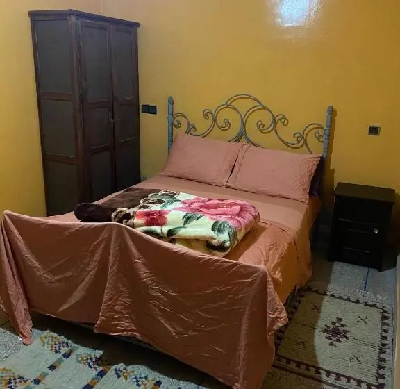 اتاق اکونومی, Emallayan Hostel