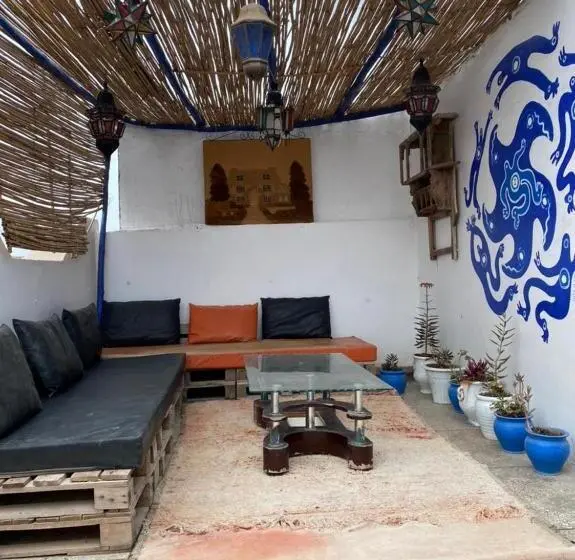 اتاق اکونومی, Emallayan Hostel