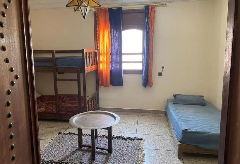آپارتمان 3 خوابه, Emallayan Hostel