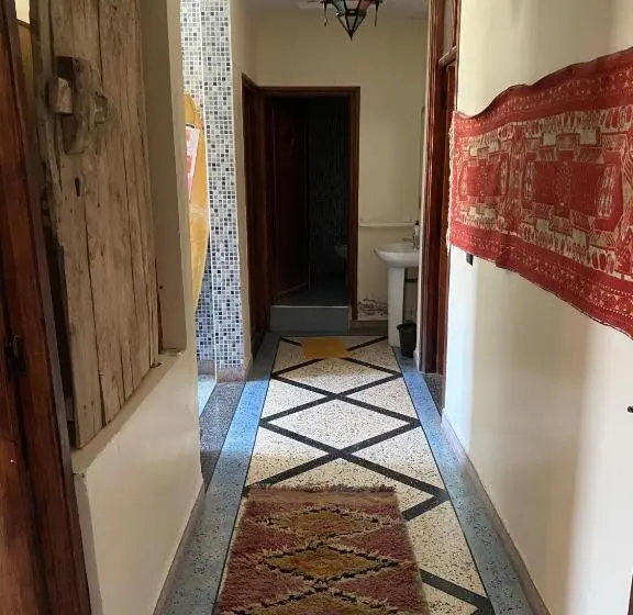 آپارتمان 3 خوابه, Emallayan Hostel