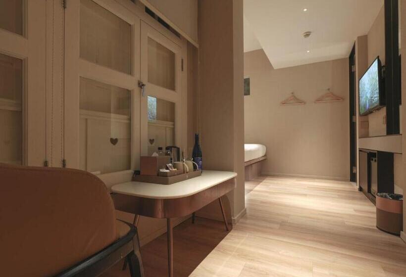 اتاق پرمیوم, 1900 Chinatown