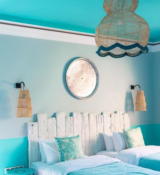 اتاق استاندارد سه تخته با چشمانداز استخر, Maison Daouia