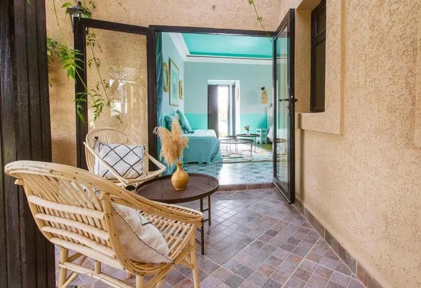 اتاق استاندارد سه تخته با چشم‌انداز استخر, Maison Daouia