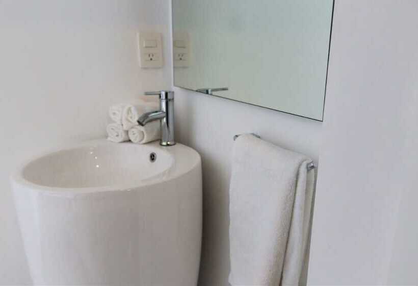 إستوديو قياسى, Satelite 2750 Hotel & Suites