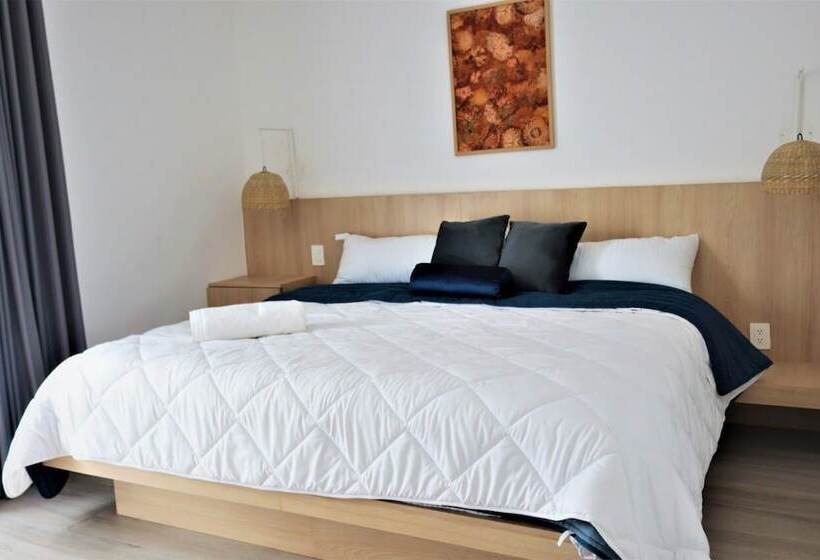 إستوديو قياسى, Satelite 2750 Hotel & Suites