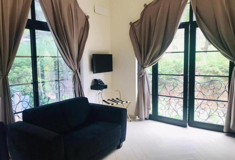 Deluxe Suite King Bed, Château Georgette