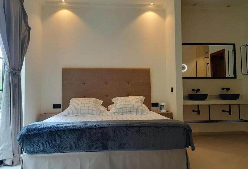 Deluxe Suite King Bed, Château Georgette