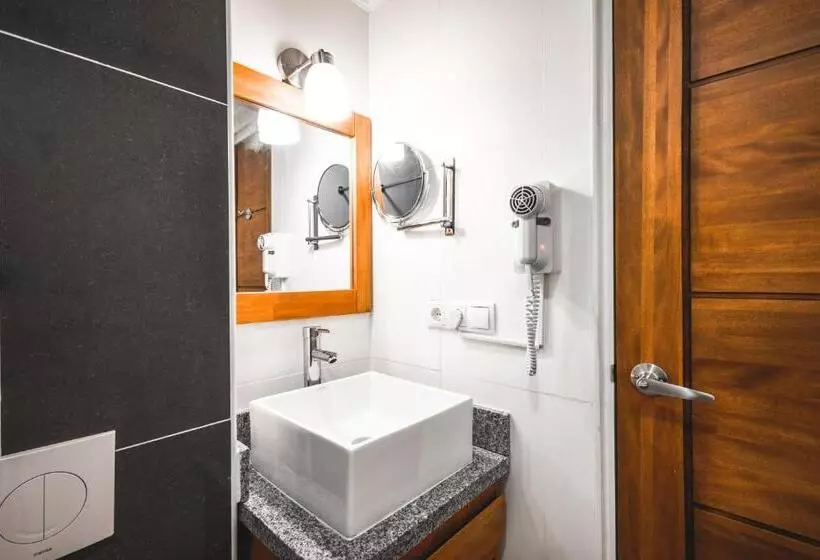 سوییت با چشم‌انداز دریا, City Suites & Beach