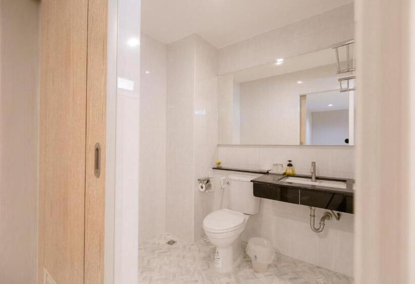 اتاق لوکس سه تخته, De Hug Hotel & Residence