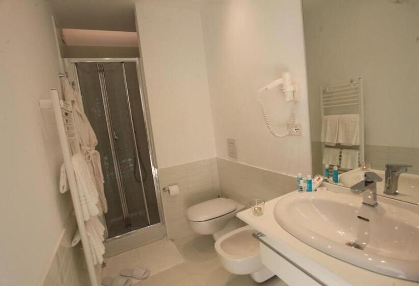 اتاق اساندارد با چشم‌انداز جانبی به دریا, Miramare Stabia