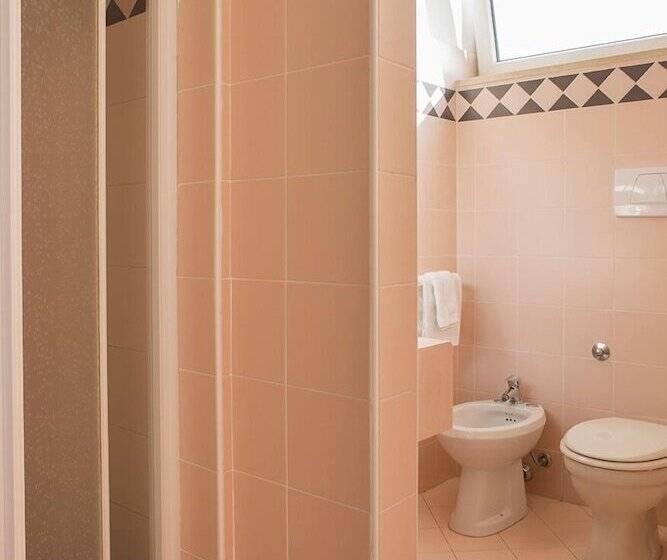 غرفة قياسية رباعية مزودة بشُرفة, Pacific