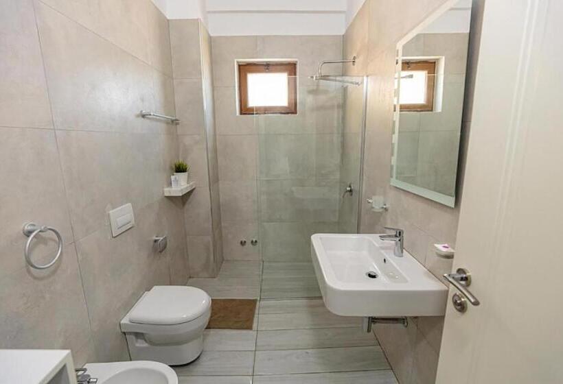 اتاق استاندارد چهار تخته با چشم‌انداز دریا, Amare