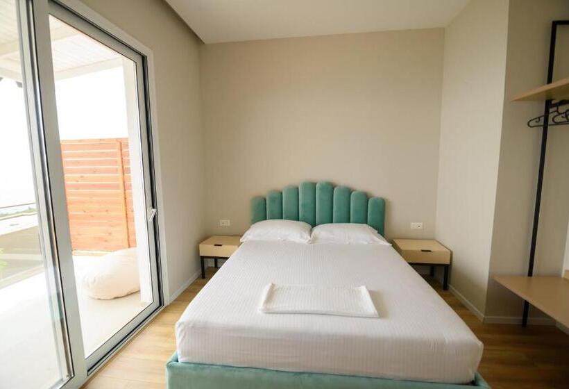 اتاق لوکس با چشم‌انداز دریا, Amare