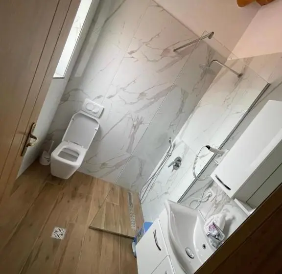 اتاق استاندارد سه نفره, Guest House Bracaj