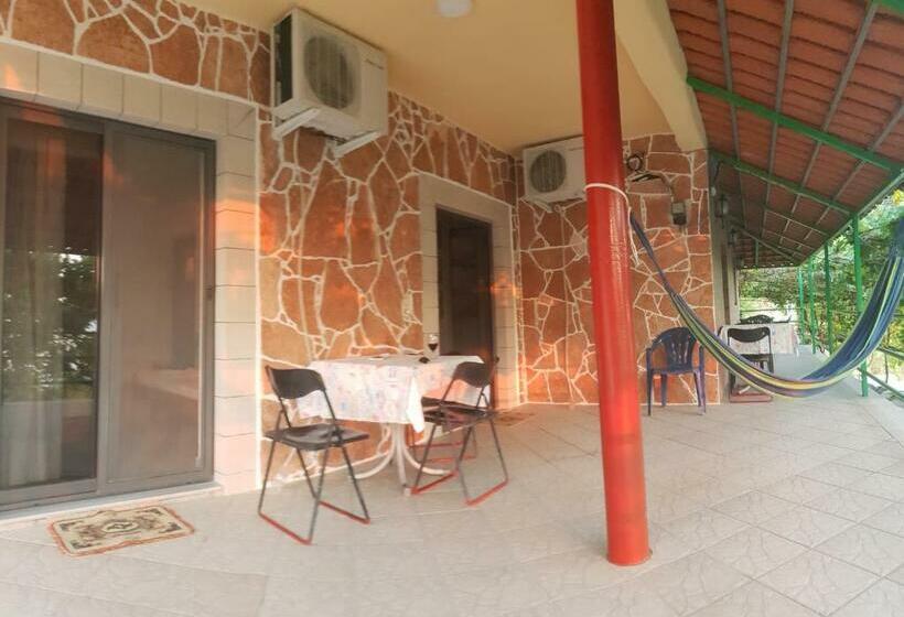 غرفة عائلية, Romeo’s Guest House 2