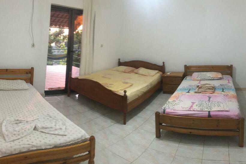 غرفة عائلية, Romeo’s Guest House 2