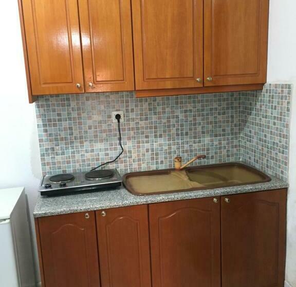 غرفة عائلية, Romeo’s Guest House 2