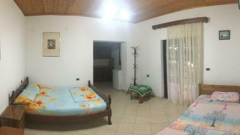 غرفة قياسية ثلاثية مزودة بشرفة, Romeo’s Guest House 2