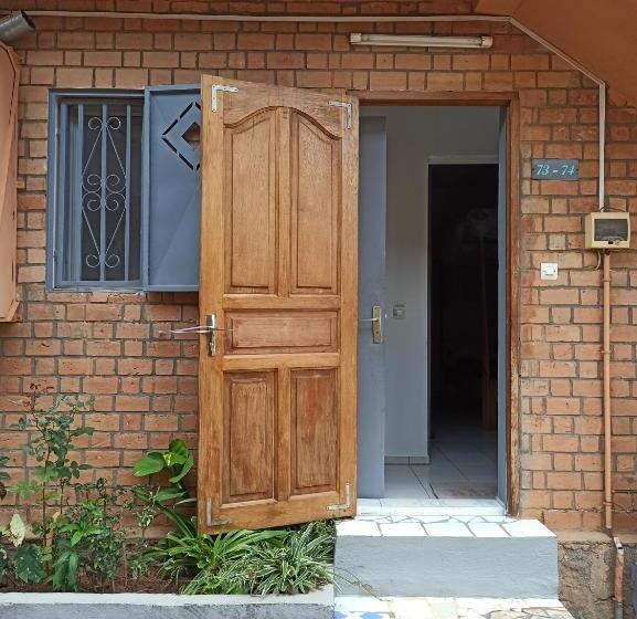 اتاق استاندارد با سرویس بهداشتی مشترک, Chez Jeanne Auberge