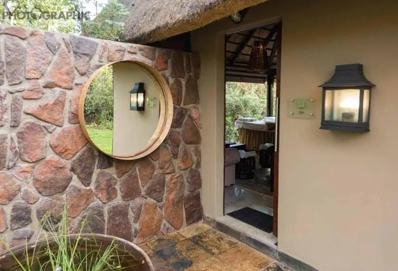 キングサイズベッドのスタンダードルーム, Ndlovu Safari Lodge