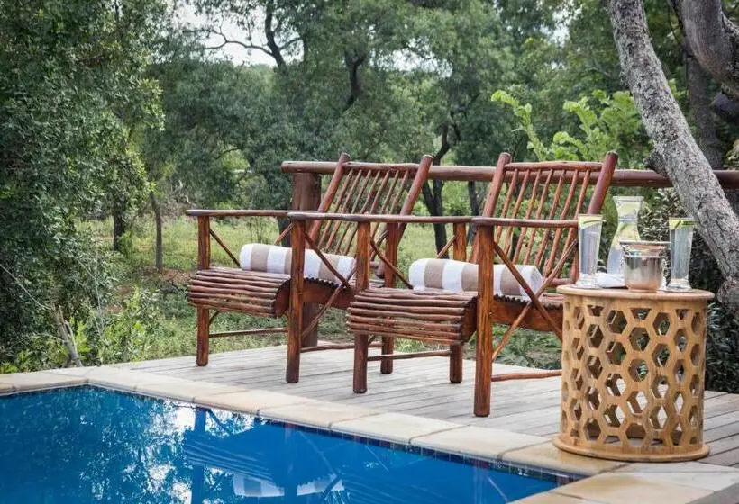 キングサイズベッドのスタンダードルーム, Ndlovu Safari Lodge