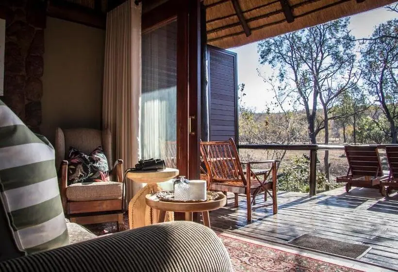 キングサイズベッドのスタンダードルーム, Ndlovu Safari Lodge