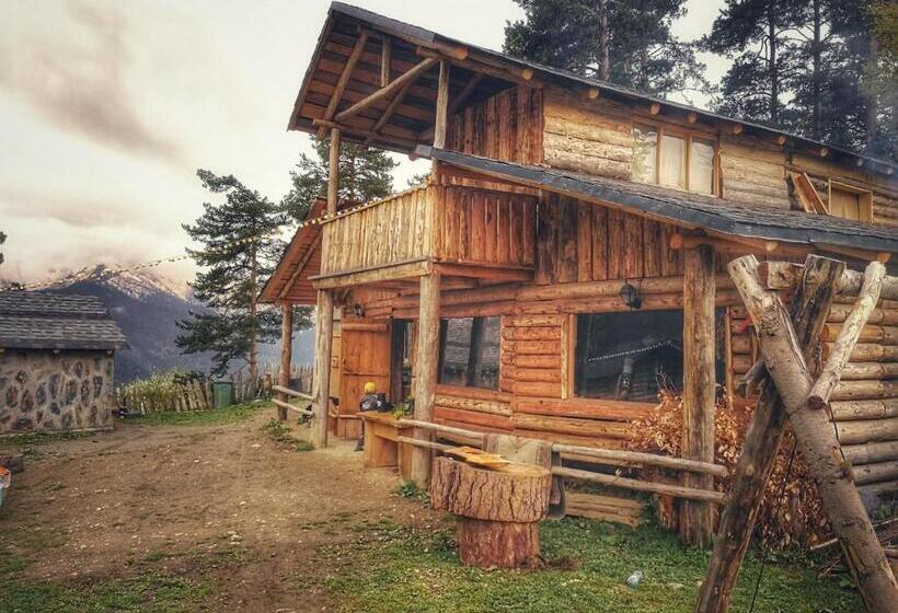 اتاق کلاسیک چهارنفره, Heshkili Huts Svaneti