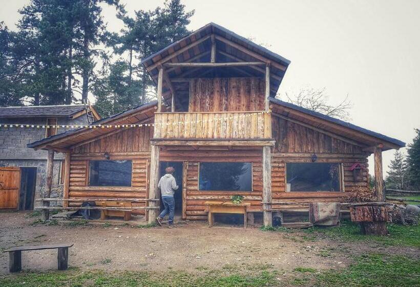 اتاق کلاسیک چهارنفره, Heshkili Huts Svaneti