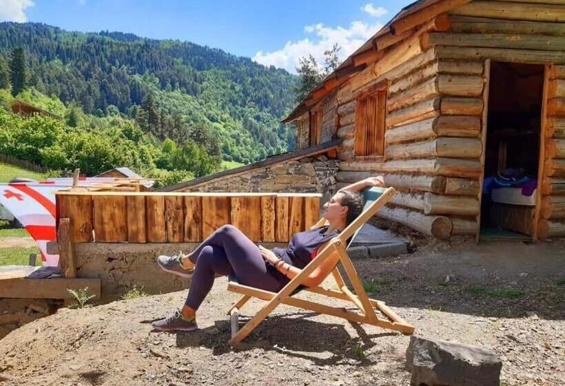 اتاق خانوادگی با چشم‌انداز باغ, Heshkili Huts Svaneti