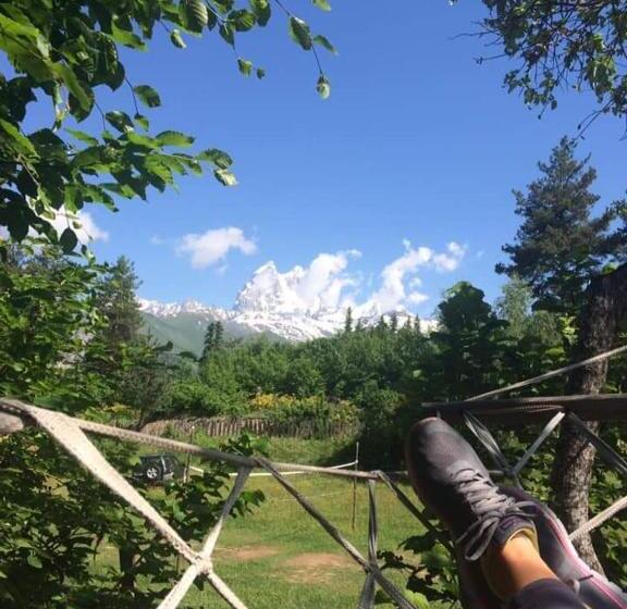 اتاق خانوادگی با چشم‌انداز باغ, Heshkili Huts Svaneti