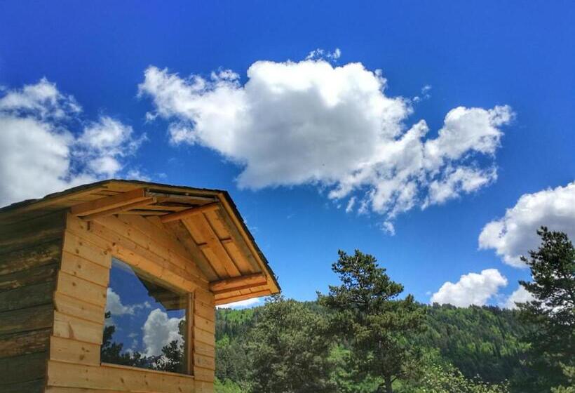 اتاق استاندارد سه نفره, Heshkili Huts Svaneti