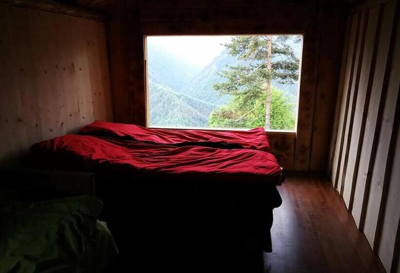 اتاق استاندارد سه نفره, Heshkili Huts Svaneti