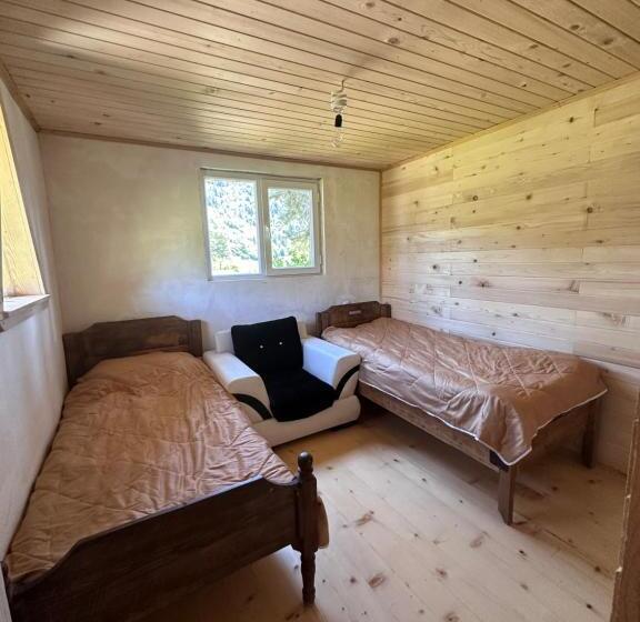 اتاق استاندارد چهار تخته, Heshkili Huts Svaneti