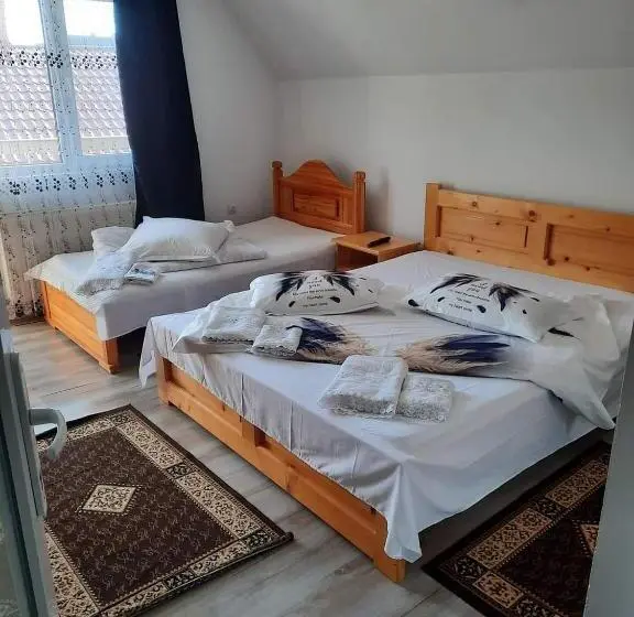 庭の見えるスタンダードトリプルルーム, Casa Viorica și Luis