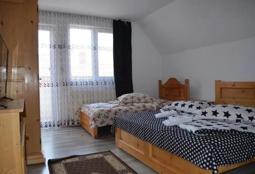 庭の見えるスタンダードトリプルルーム, Casa Viorica și Luis