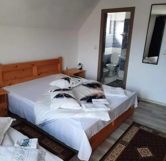 庭の見えるスタンダードトリプルルーム, Casa Viorica și Luis