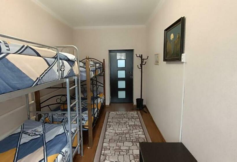 اتاق چهار تخته با دستشویی مشترک, Hostel Nice