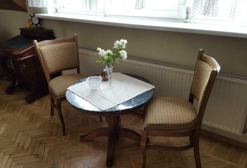 اتاق خانوادگی با چشم‌انداز دریا, Saulrieti