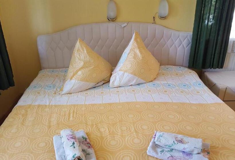 اتاق استاندارد سه تخته با چشم‌انداز باغ, Saulrieti