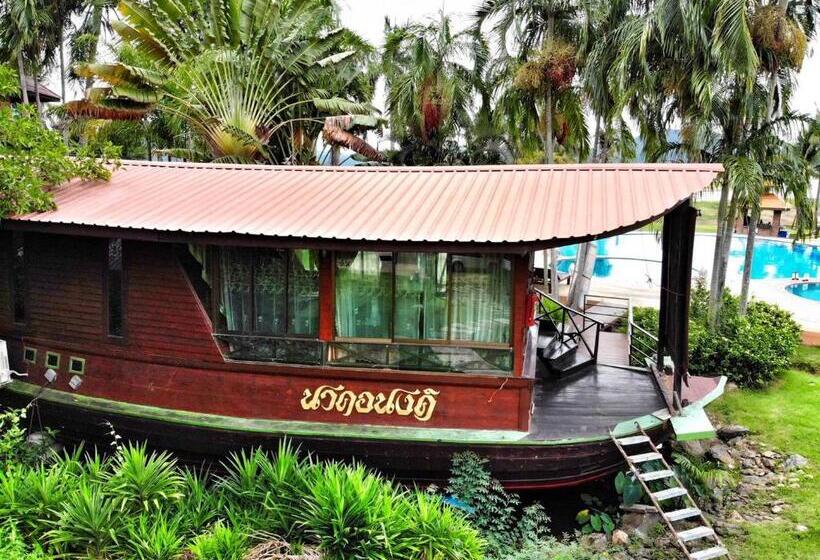 Suite with lake view, Kaengkrachan Boathouse Paradise Resort