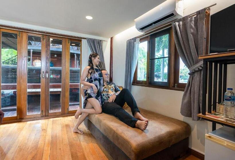 디럭스 룸, Kaengkrachan Boathouse Paradise Resort