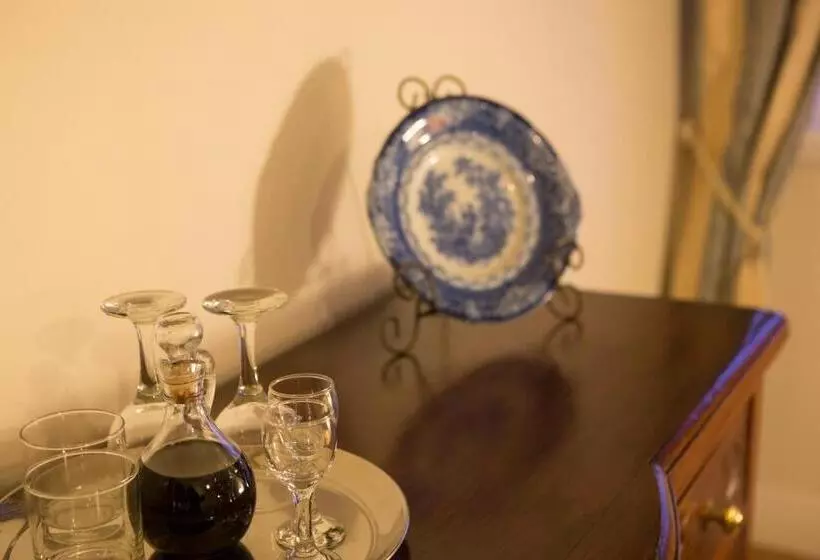 سوییت, The Racecourse Inn
