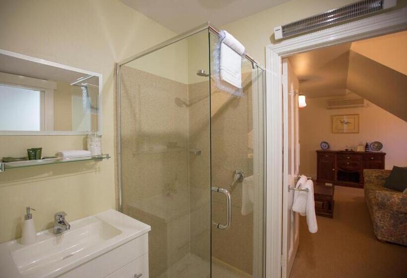 سوییت, The Racecourse Inn