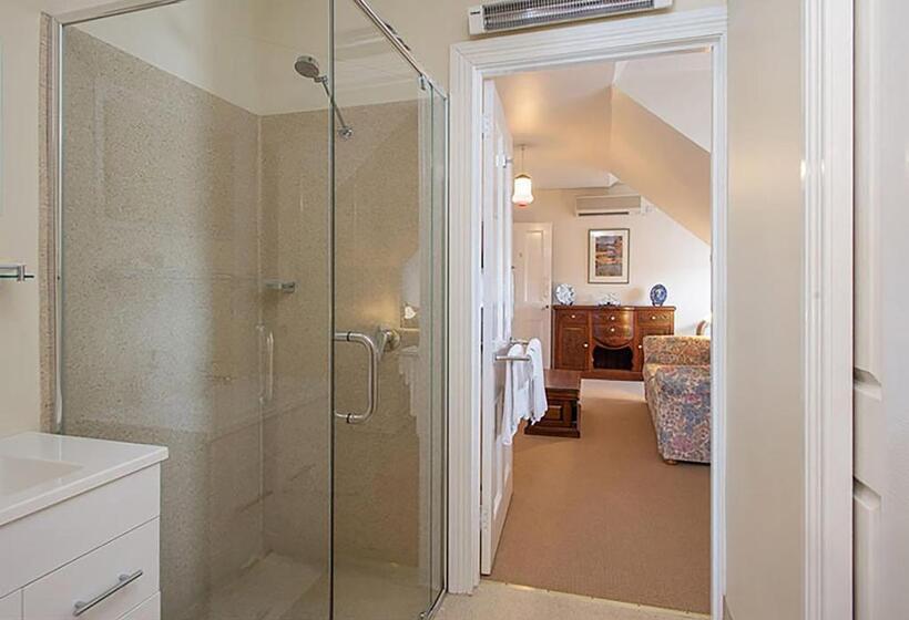 سوییت, The Racecourse Inn