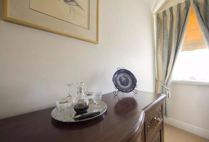 سوییت, The Racecourse Inn