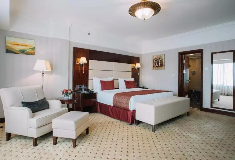 キングサイズベッドのスイートルーム, Golden Tulip Addis Ababa