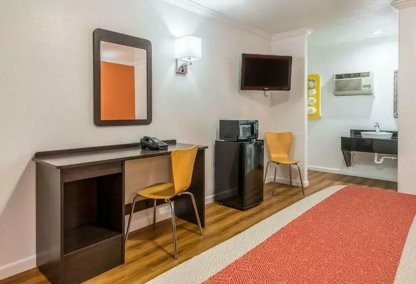 キングサイズベッドのスタンダードルーム, Motel 6tremonton, Ut
