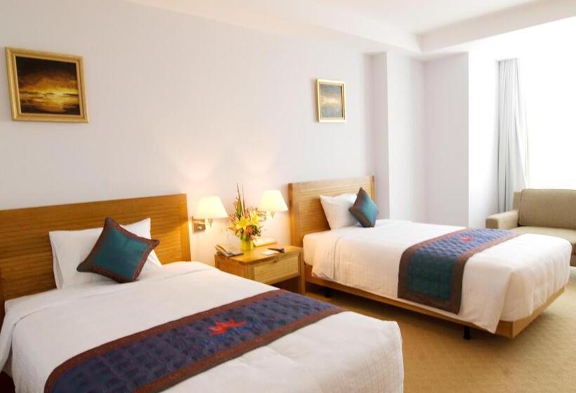 اتاق لوکس با چشمانداز شهر, Petro