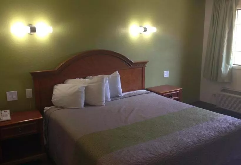 キングサイズベッドのスタンダードルーム, Red Carpet Inn  New Brunswick