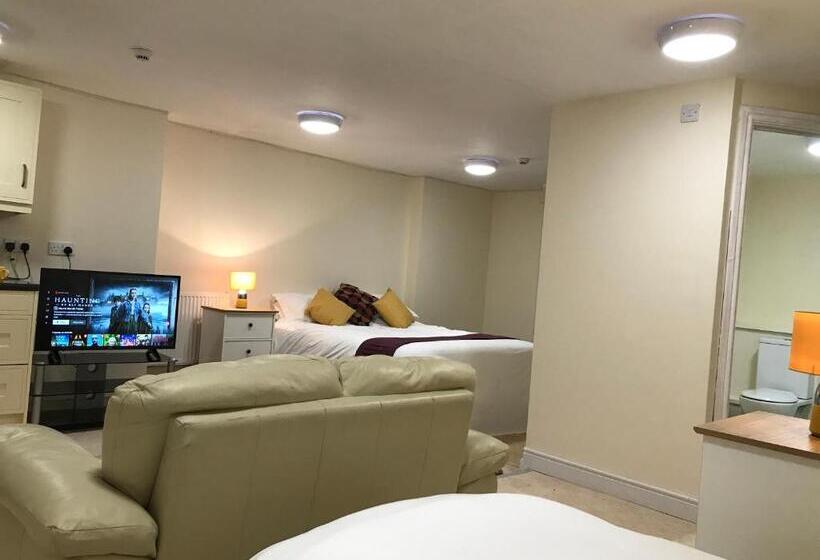 חדר סטנדרט לארבעה, The Castle